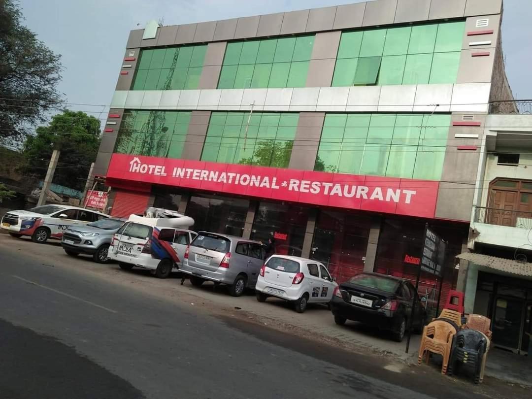 Hotel International & Restaurant Amethi Extérieur photo